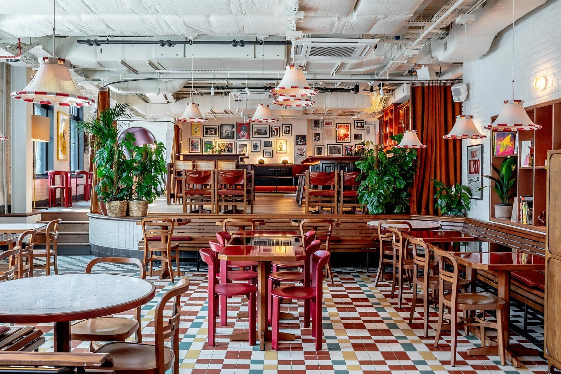 Restaurant dining table setting